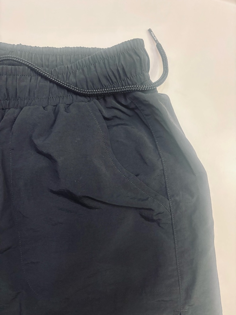 S ALO Yoga ALUMNI Black Athletic Shorts Elastic Waist Side Pockets NWOT Casual - Picture 6 of 7